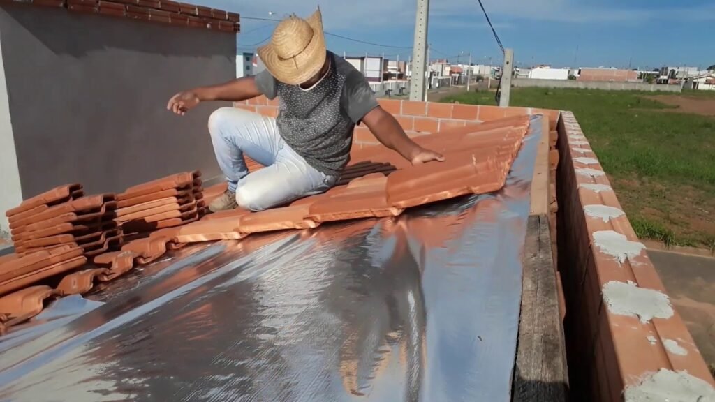Instalando Manta Térmica sobre Telhado Cerâmico